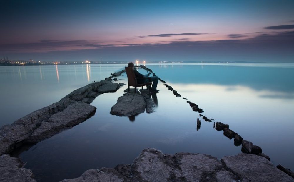 Человек в кресле на берегу пруда, Ижевск.jpg