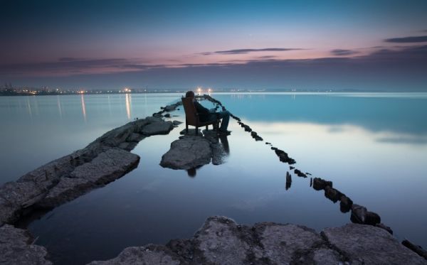 Человек в кресле на берегу пруда, Ижевск